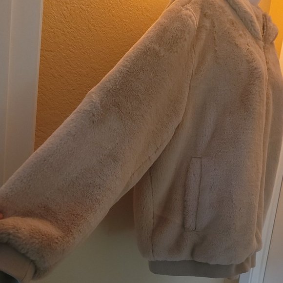 Blanc Noir   sheered faux furJacket  Super soft  NWOT 🤍🤍🤍🤍🤍✨ - Picture 4 of 13